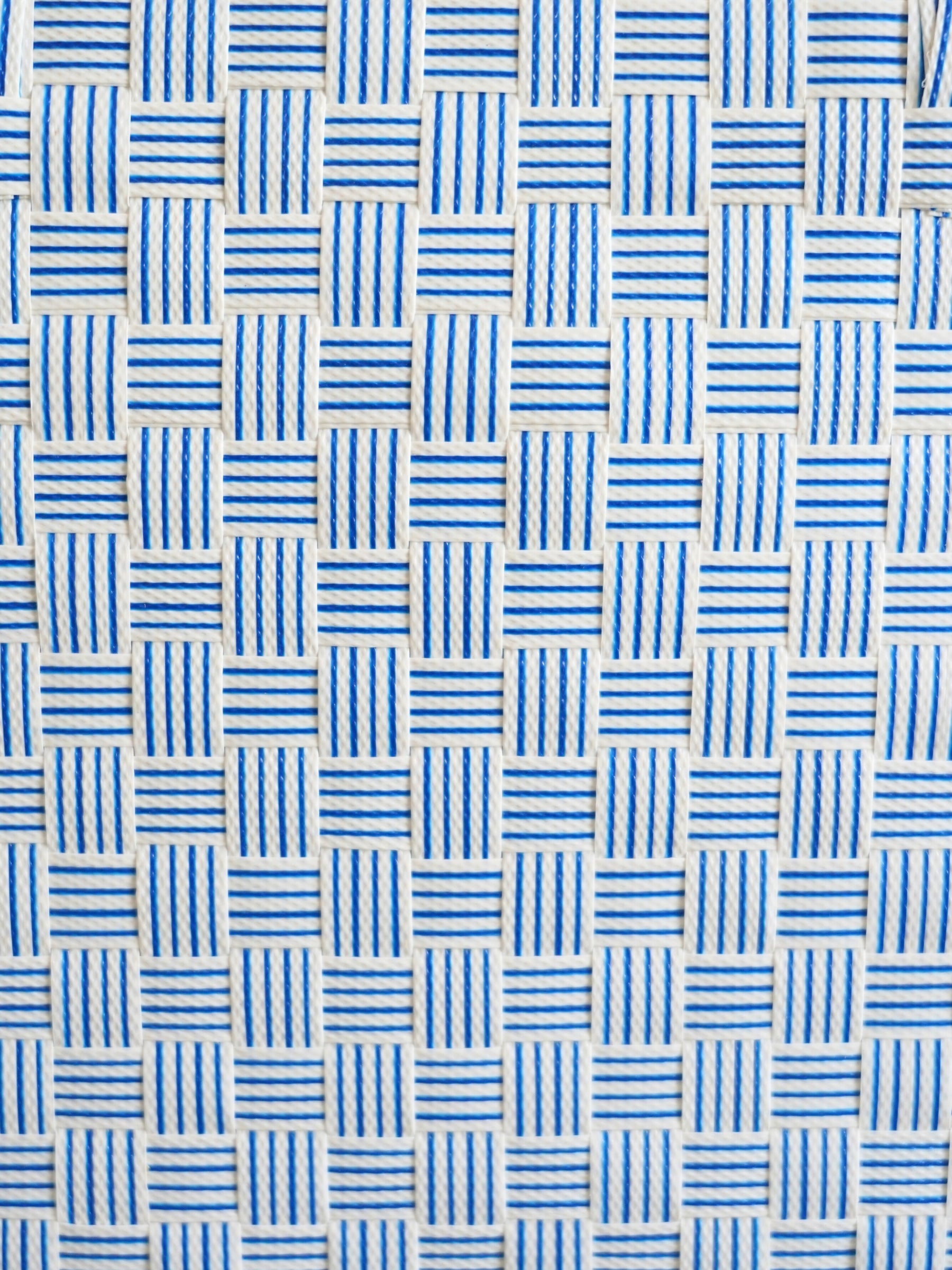 Zoom sur le tressage du panier Ciel, nuances bleu ciel et blanc, fait main au Vietnam.