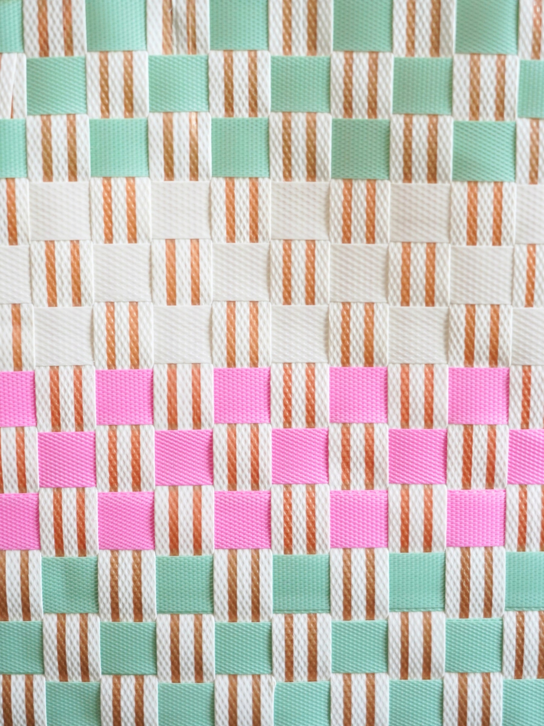 Zoom sur le motif pastel du panier Milkshake, tressé artisanalement au Vietnam.
