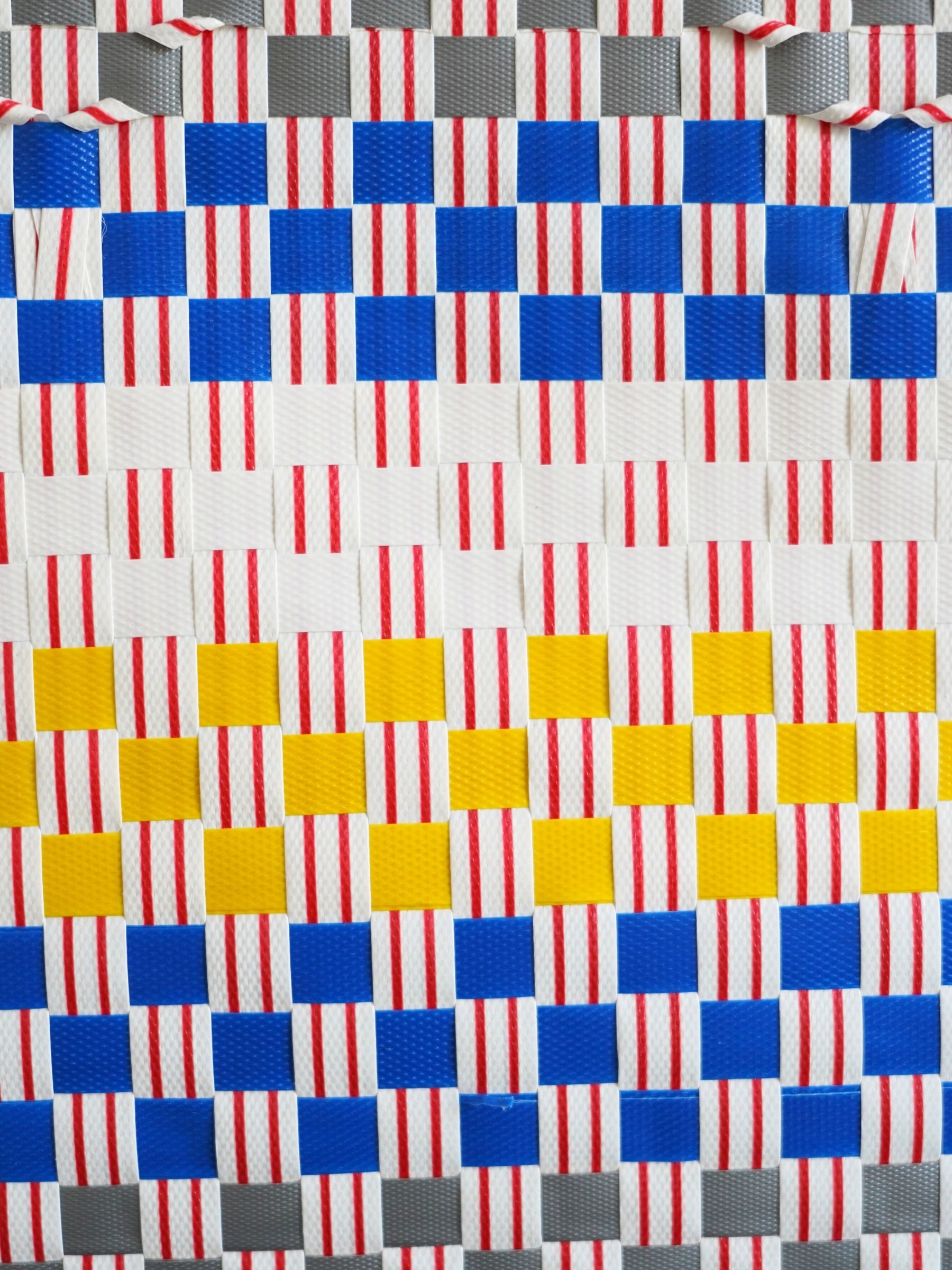 Zoom sur le motif tressé du panier Odgee, texture artisanale et couleurs élégantes, fabriqué au Vietnam.