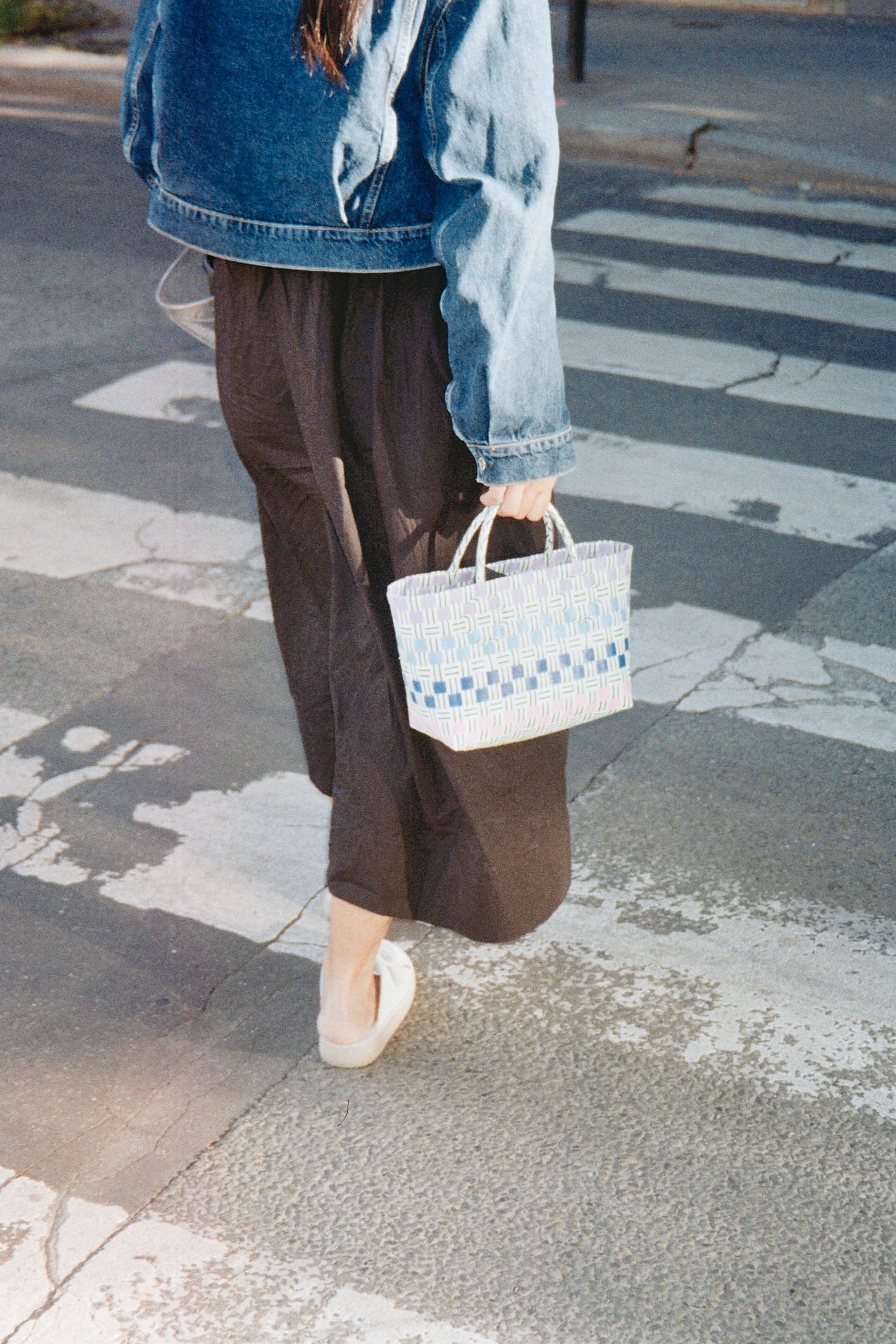 Panier Patchwork Mini – Petit panier cabas tressé artisanal au Vietnam, mix de couleurs harmonieux.