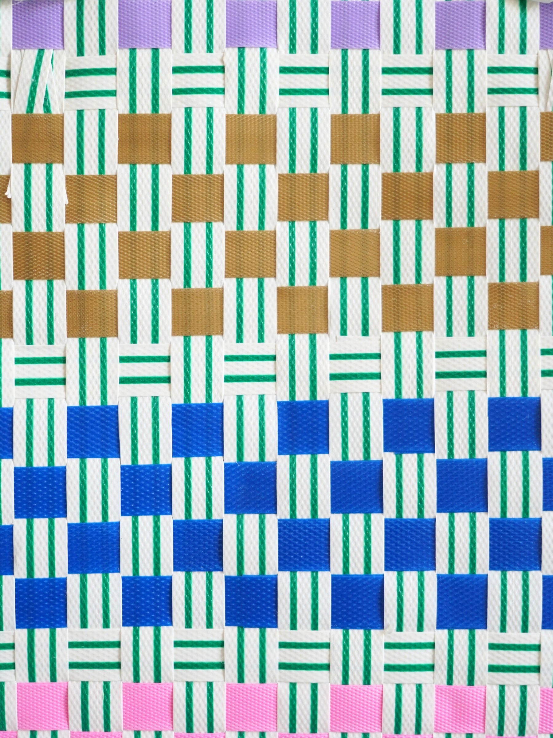 Détail du tressage coloré du panier Patchwork, mélange unique de motifs artisanaux, fait au Vietnam.