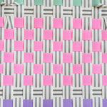 Gros plan du tressage coloré du panier Bubblegum, mélange de nuances vives, fait à la main au Vietnam.