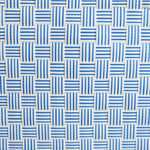 Zoom sur le tressage du panier Ciel, nuances bleu ciel et blanc, fait main au Vietnam.