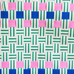 Gros plan sur le motif tressé du panier Lime, nuances vertes et bleues, fait à la main au Vietnam.