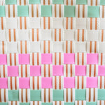 Zoom sur le motif pastel du panier Milkshake, tressé artisanalement au Vietnam.